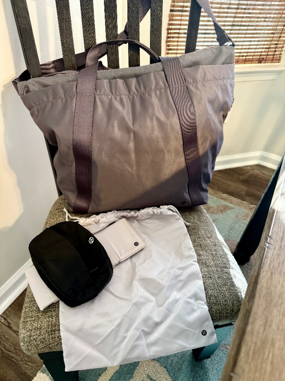 Lululemon carry the day Tote Bag gym travel bag , 2L cosmetic bag